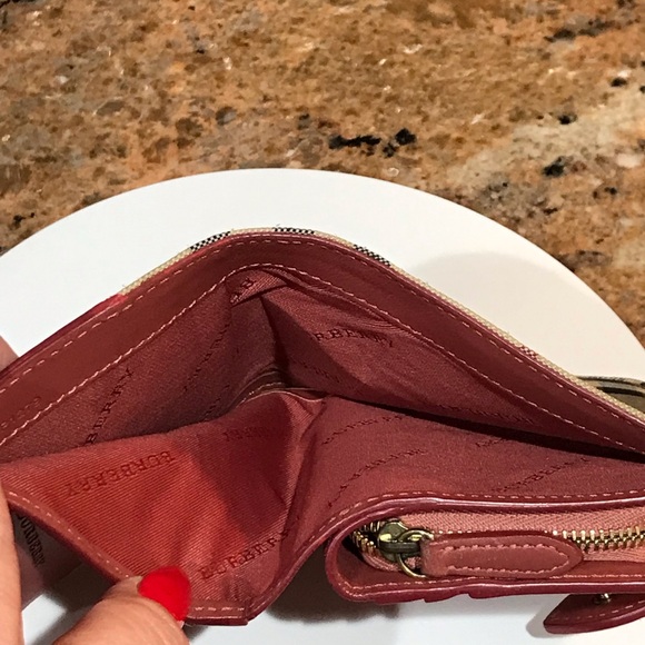 Burberry Signature Nova Check Bifold Wallet ๐๐ฅ - Picture 7 of 17